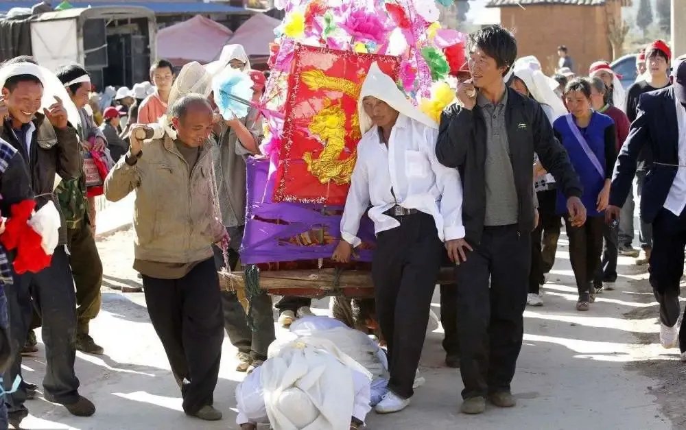 大妈在殡仪馆前跳广场舞送别老人，如何看待老人举动？