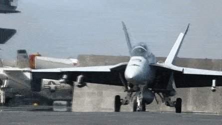 歼15起飞时后面竖起的挡板作用是什么？有何特殊要求？