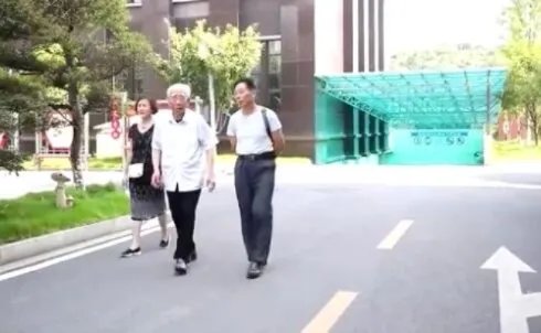 84岁学生每天向98岁老师打卡问候 用行动演绎一日为师终身为父