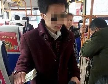 小伙公交上唱歌卖艺乘客难忍噪音＂被逼＂提前下车是怎么回事？