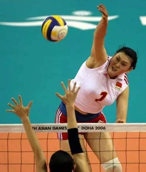 日本女排美女木村纱织当年被王一梅两次扣晕，是怎么回事？