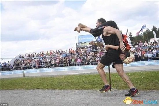 可借妻参赛 世界背老婆跑步大赛:这个姿势醉了