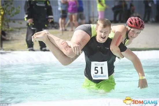 可借妻参赛 世界背老婆跑步大赛:这个姿势醉了