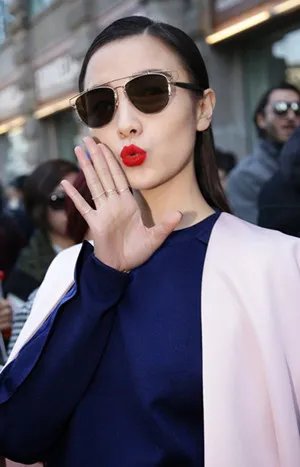 知名演员小宋佳造型帅酷 身材高挑尽显时尚模特范儿！