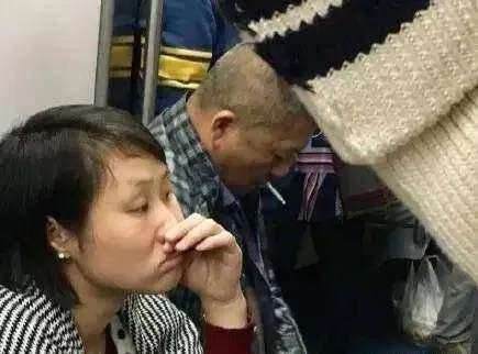 老太爬上地铁车厢行李架上蹭坐，现场到底发生了什么？