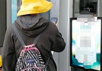 郑州女子法院门口扫码登记后被赋黄码,普通人该如何解决这种问题?