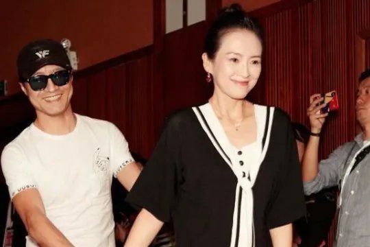 章子怡晒一家五口合照，她们的状态如何？