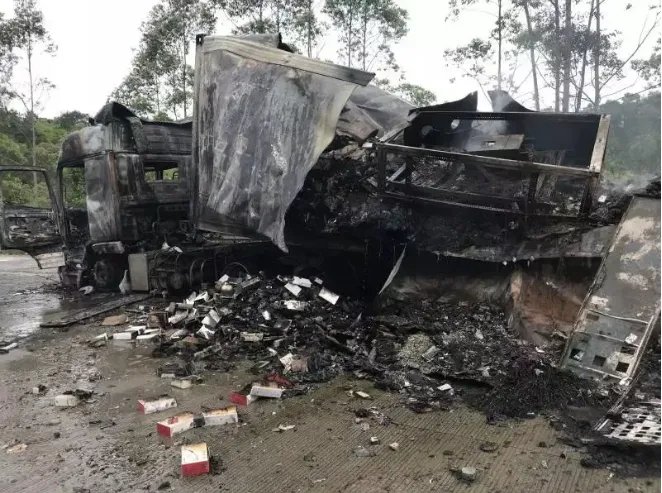 货车侧翻满车iPhone被烧，驾车行驶该不该配备灭火工具？