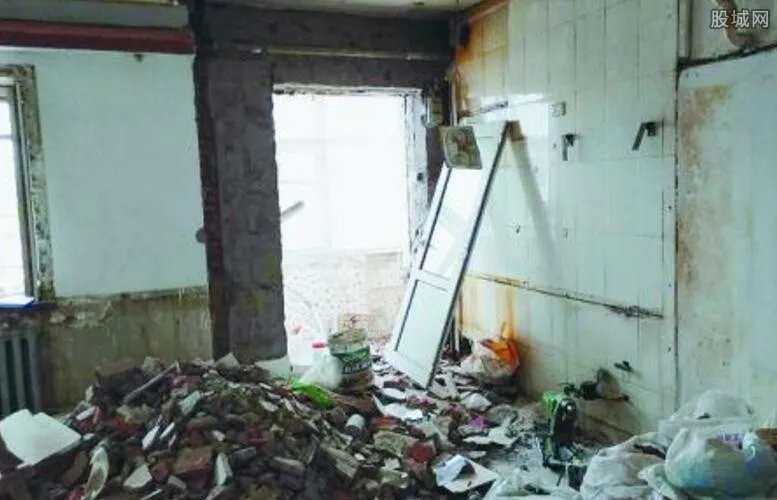 婚房被砸成废墟 装修公司将为女子重新装好购买家电等