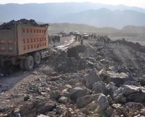 卡车倾卸碎石误将男子掩埋3分钟，该名男子情况如何？