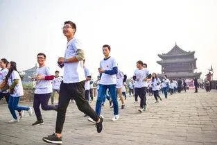 体育生用2米长吸管床上喝水,你大学的时候有多懒?