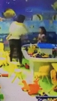 游乐场争玩具，小女孩遭对方家长掌掴，你怎么看？
