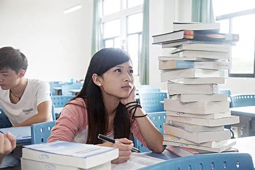 江苏大学坠楼学生母亲发声，为什么现在大学生如此容易轻生？