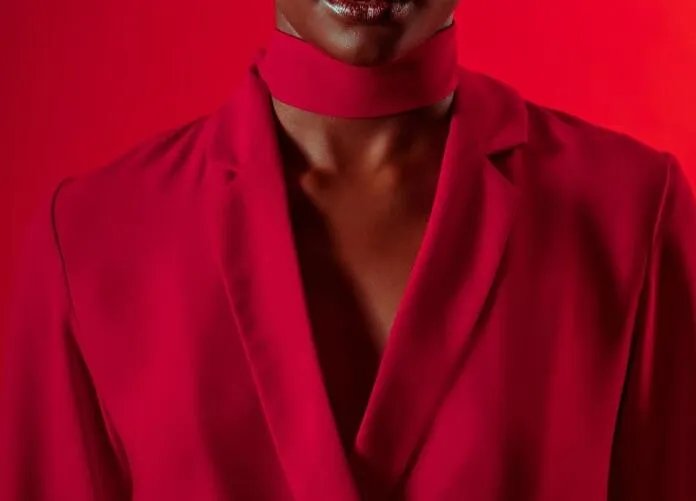 长时间晒太阳穿什么颜色衣服 穿什么颜色的衣服防晒效果好