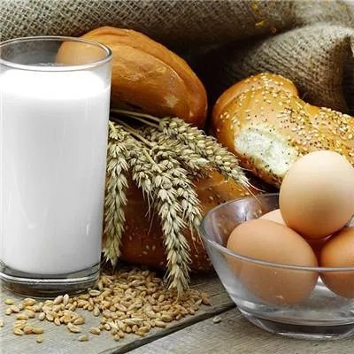 晚上空腹喝牛奶好吗