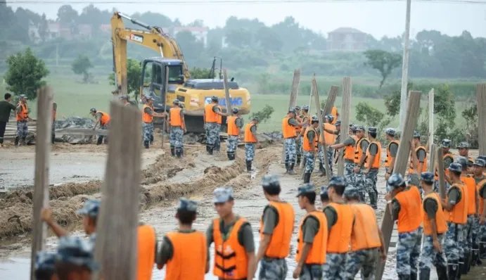 上千名空降兵封堵200米河堤决口,这是怎么回事?