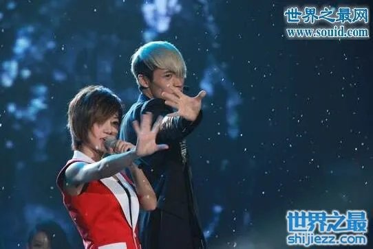 洪辰和魏晨的结婚照曝光,帮帮唱擦出默契火化