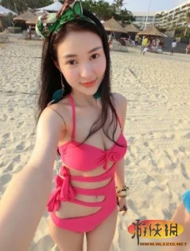 郭美美度假晒比基尼照 网友吐槽胸小没料也敢穿