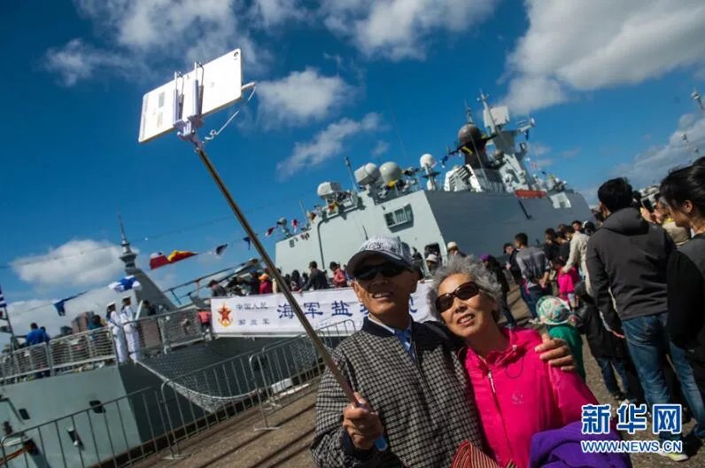 盐城舰甲板开放日 吸引众多民众到访参观