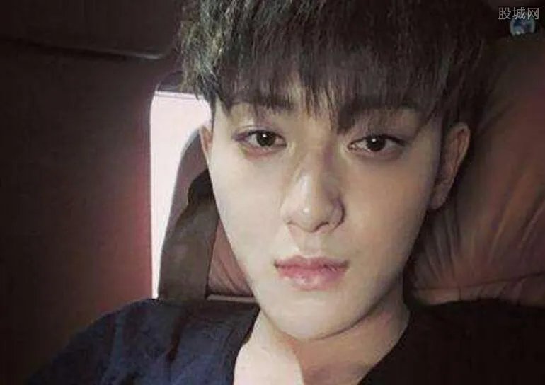 黄子韬机场昏倒 或因工作档期太满劳累过度