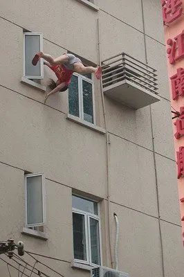 女童滞留电梯找家长时坠亡，你认为这是谁的责任？