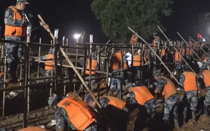 上千名空降兵封堵200米河堤决口,这是怎么回事?