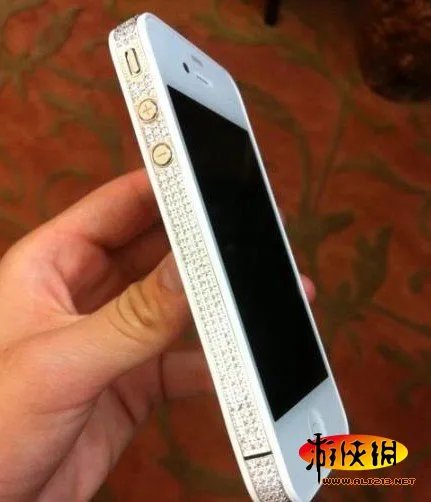 深圳16岁顶级富二代：女友无数 玩三国杀爱COS