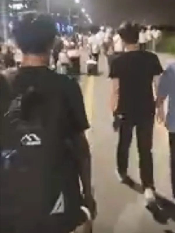 公司粗暴发工作证后大批员工离职，原因是什么