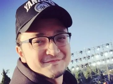 央视主持人尼格买提被传婚姻走到头,被妻子取关微博,双方无互动,咋回事?