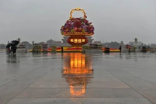 天安门广场祝福祖国花篮亮灯，现场有多美？