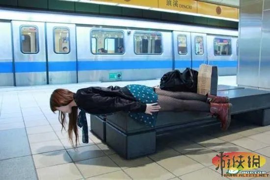 台湾仆街少女走红网络 无厘头媲美东京漂浮少女