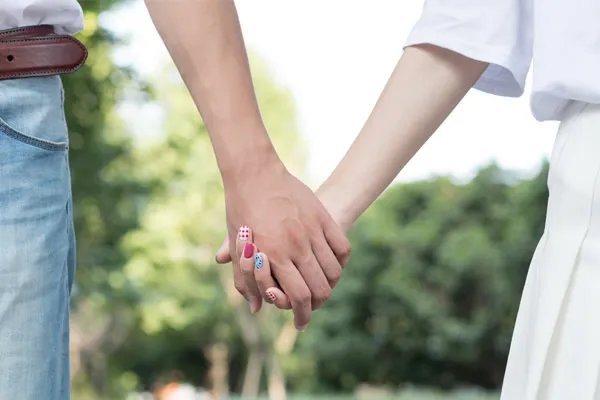 情侣之间送什么礼物 教你送对礼物表对情