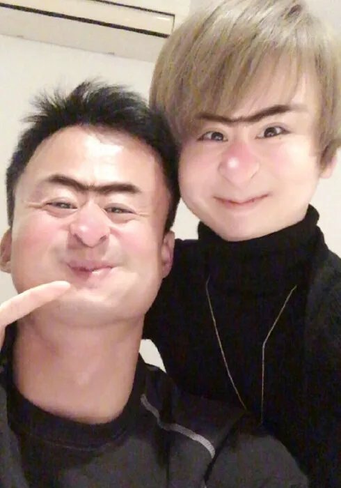 吴京谢楠浪漫庆生 搞怪自拍亲自下厨