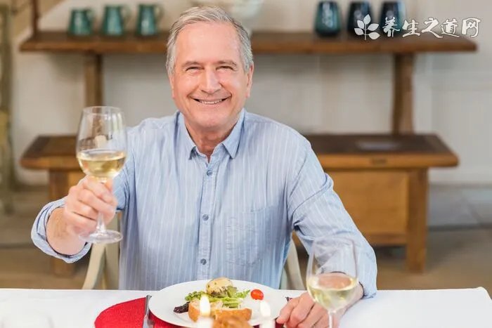 乐嘉微博晒夺目肌肉照