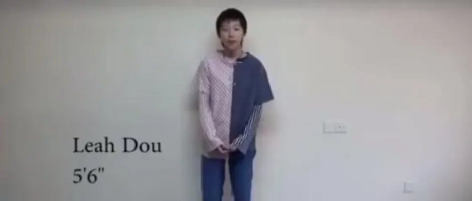 窦靖童晒与王菲同框照 两人罕见同框笑容明朗十分温馨