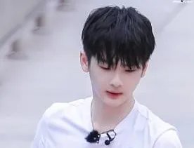 周震南回应R1SE新歌争议表示没问题，好说话就被欺负？