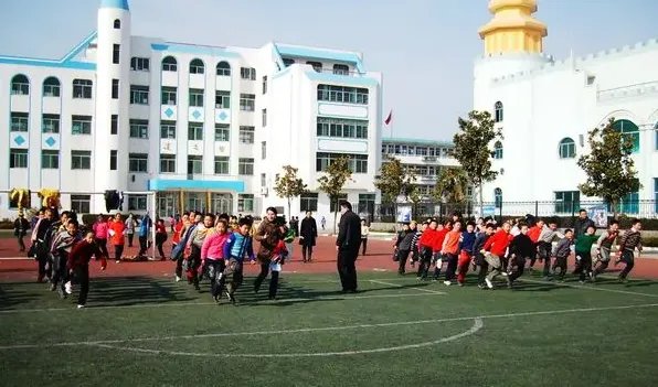 新安学校是谁创办的