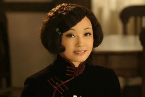 03年与刘晓庆结婚的第三任老公阿峰,究竟是何来历?