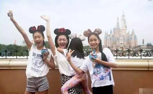 小S全家福曝光：小S素颜出镜幸福满满