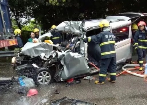 重庆客车货车相撞有伤亡吗？