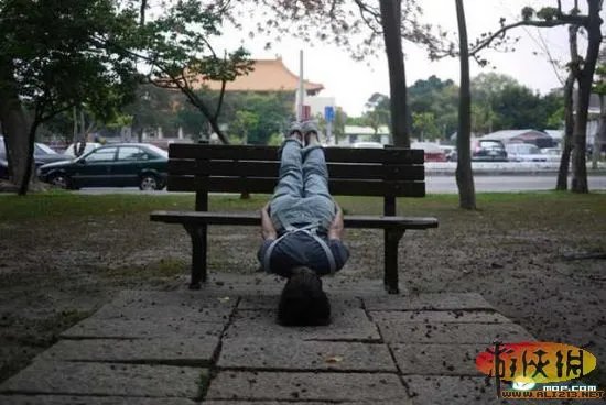 台湾仆街少女走红网络 无厘头媲美东京漂浮少女