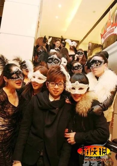 深圳16岁顶级富二代：女友无数 玩三国杀爱COS