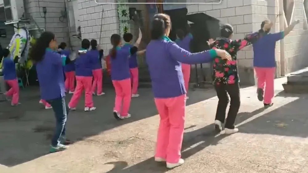 大妈在殡仪馆前跳广场舞送别老人，如何看待老人举动？