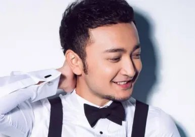 央视主持人尼格买提被传婚姻走到头,被妻子取关微博,双方无互动,咋回事?