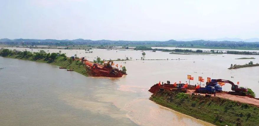 上千名空降兵封堵200米河堤决口，这是怎么回事？
