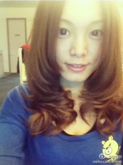 G1联赛线下决赛美女主持安蕾尔生活照