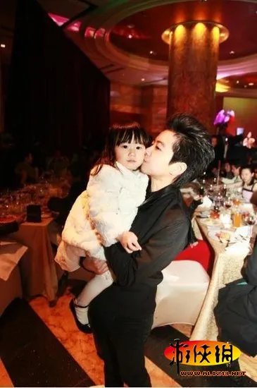 深圳16岁顶级富二代：女友无数 玩三国杀爱COS