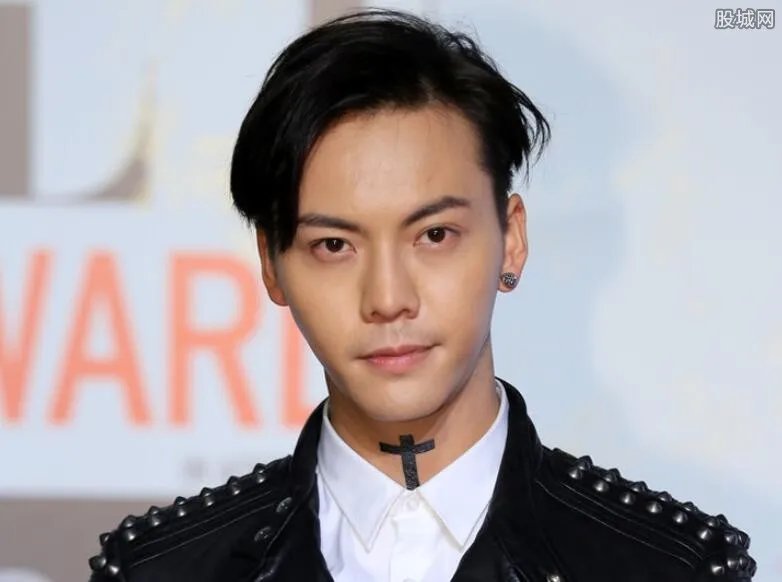 陈伟霆熊抱外甥似奶爸 网友纷纷争当宝宝舅妈