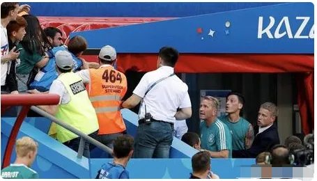 厄齐尔为何与球迷发生冲突?