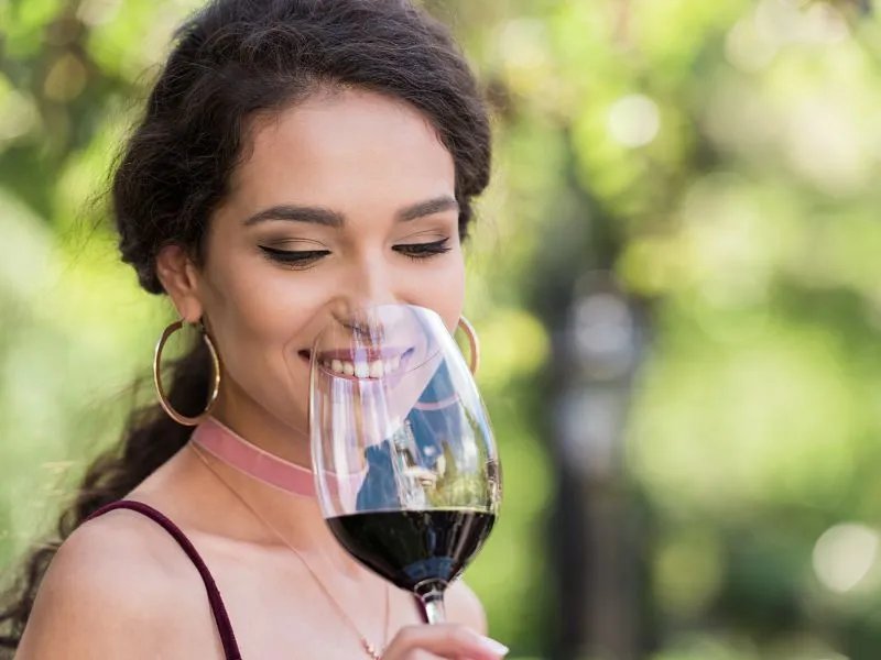 女人喝葡萄酒的好处